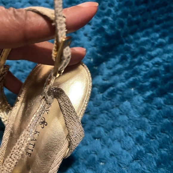 Kelly & Katie gold pump size 8 nice for formal event 3 1/2 inch heel! Nice - Picture 12 of 13